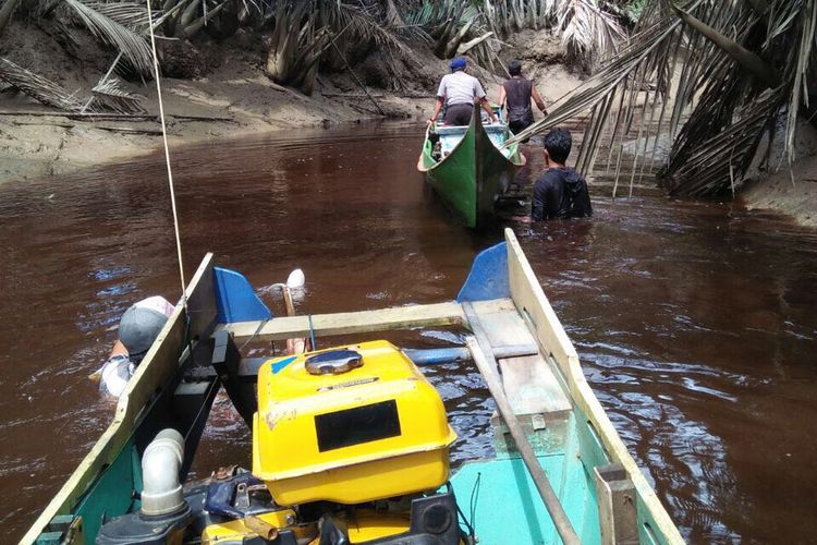 Upaya pencarian Ahmad, nelayan yang hilang saat mencari ikan di Sungai Sebaung oleh tim SAR Basarnas Nunukan. Tim SAR menemukan potongan tubuh yang diduga milik Ahmad. 