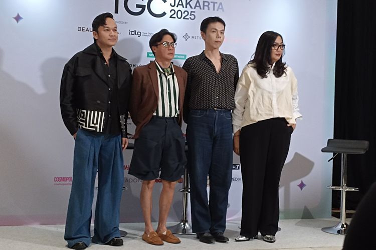 Tities Sapoetra (kiri) dengan label TS The Label, Dana Maulana dengan label Danjyo Hiyoji (kedua dari kiri), Hartono Gan (kanan), serta Monique Soeriaatmadja dengan label alex[a]lexa dan SOE Jakarta berpartisipasi dalam Tokyo Girls Collection Jakarta 2025 dari Sabtu (5/7/2025) sampai Minggu (6/7/2025) di Jakarta Convention Center (JCC), Jakarta Pusat.