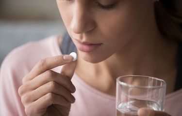 Ilustrasi minum obat setelah makan. Simak penjelasan di balik aturan kenapa minum obat setelah makan lewat artikel berikut ini. 