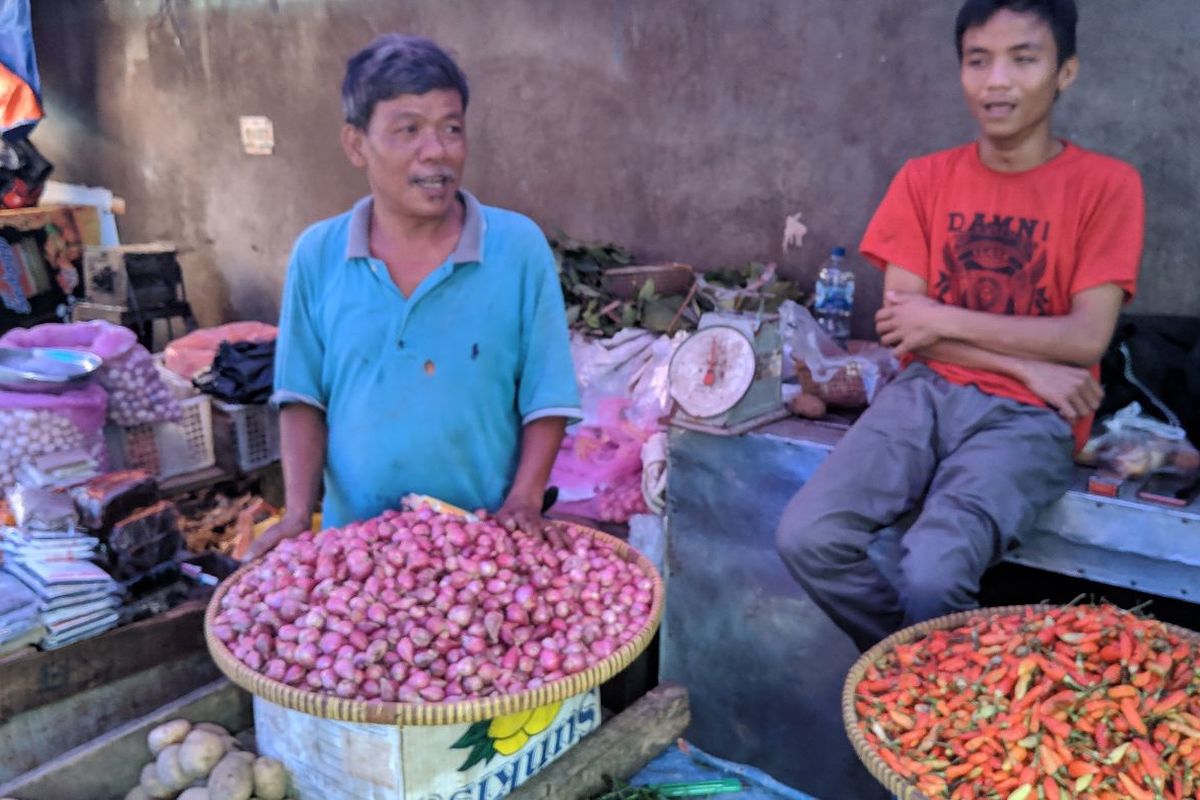 Penjual cabai di Pasar Lama Kota Tangerang, Nusu (baju biru), Rabu (8/1/2020).