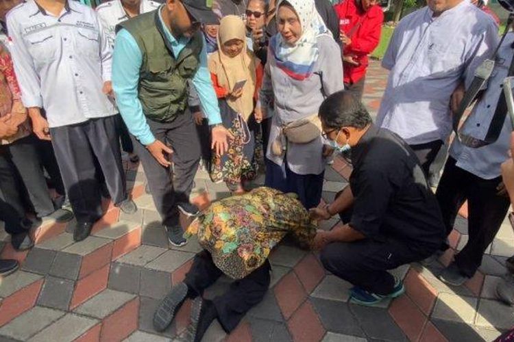Menteri Sosial Tri Rismaharini atau yang kerap disapa Risma, sujud di kaki salah satu guru penyandang tunanetra, saat berdebat soal hibah dan perbaikan bangunan sekolah luar biasa (SLB) A Padjadjaran, di Balai Wiyata Guna, Kota Bandung, Selasa (21/2/2023). 

