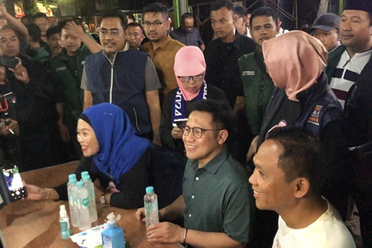 Cawapres nomor urut 1 Muhaimin Iskandar bersama relawannya di Taman Bungkul, Surabaya, Jawa Timur, Selasa (28/11/2023). 