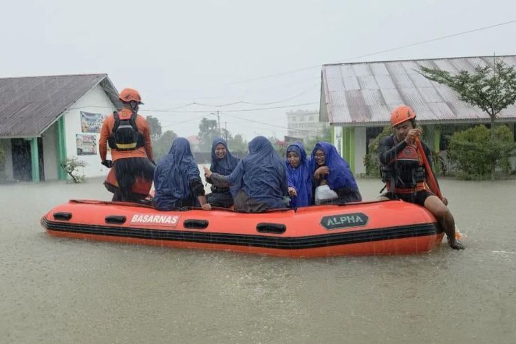 Banjir Melanda Sekolah di Padang, Puluhan Siswa dan Guru Dievakuasi