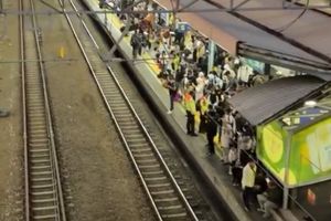 Perjalanan KRL Sempat Terganggu, Peron Stasiun Tanah Abang Penuh Penumpang