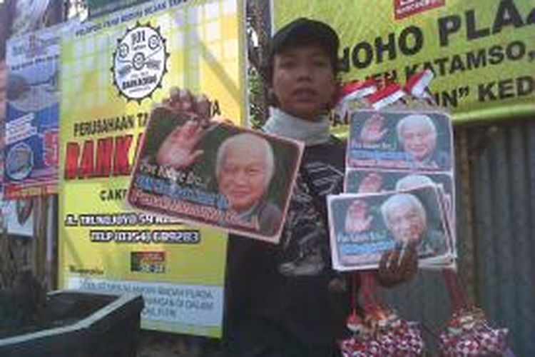 Zaenal, seorang penjual aksesoris dan pernik-pernik Agutusan di Kediri, Jawa Timur, menjual stiker bergambar mantan presiden Soeharto dengan harga Rp 15.000 per lembar, Selasa (23/7/2013).
