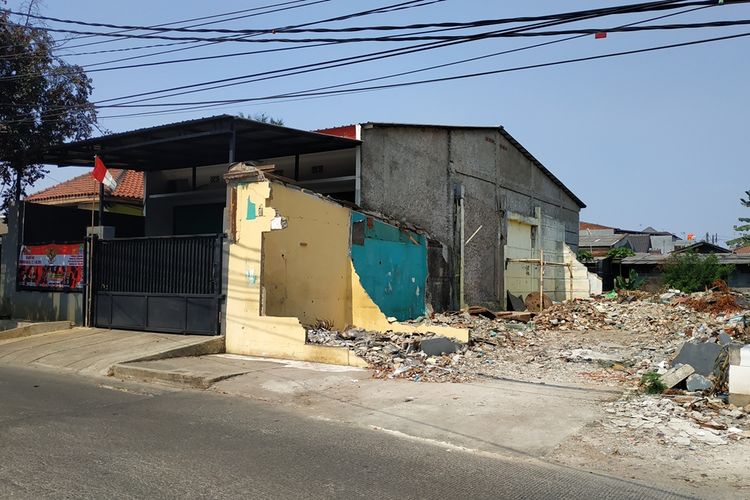 Pemandangan kontras di Jalan Bougenville Raya, Jakasampurna, Bekasi. Rumah berspanduk ormas masih berdiri kokoh meskipun masuk daftar gusuran seperti lahan di sampingnya pada 25 Juli 2019 lalu.