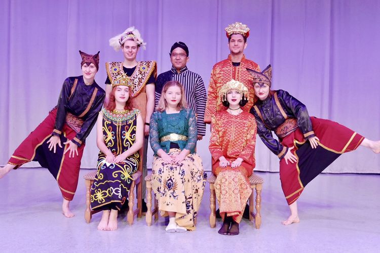 Dosen dan mahasiswa Belarus di MSLU mengenal pakaian tradisional Indonesia.