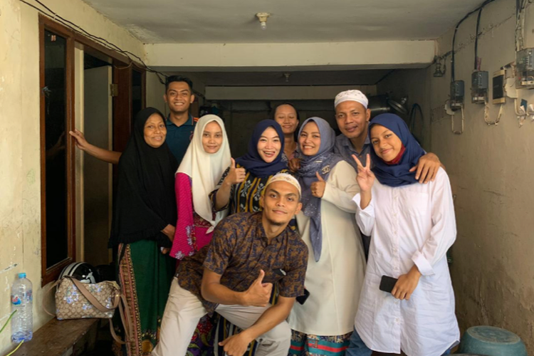 Rachmat Irianto (tengah), pemain Persebaya Surabaya merayakan Hari Raya Idul Fitri bersama keluarganya di Surabaya.
