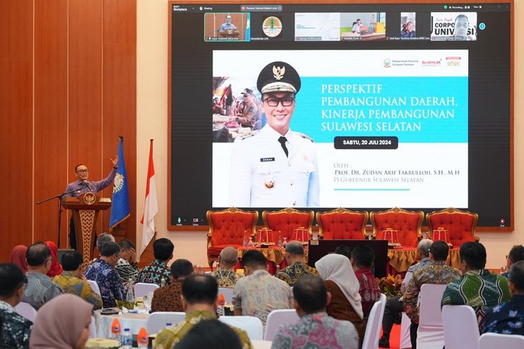 Penjabat (Pj) Gubernur Sulawesi Selatan (Sulsel) Profesor Zudan Arif Fakrulloh saat memberi pemaparan terkait digitalisasi reformasi birokrasi pada Seminar IKA PIMNAS.