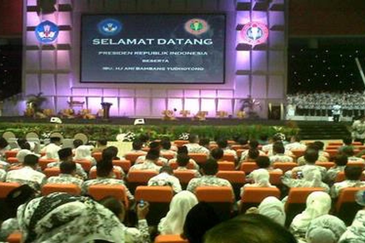 Puncak Peringatan Hari Guru 2011 dan Hari Ulang Tahun Persatuan Guru RI Ke-66, Rabu (30/11/2011), dipusatkan di Sentul International Cenvention Center, Bogor, Jawa Barat.   