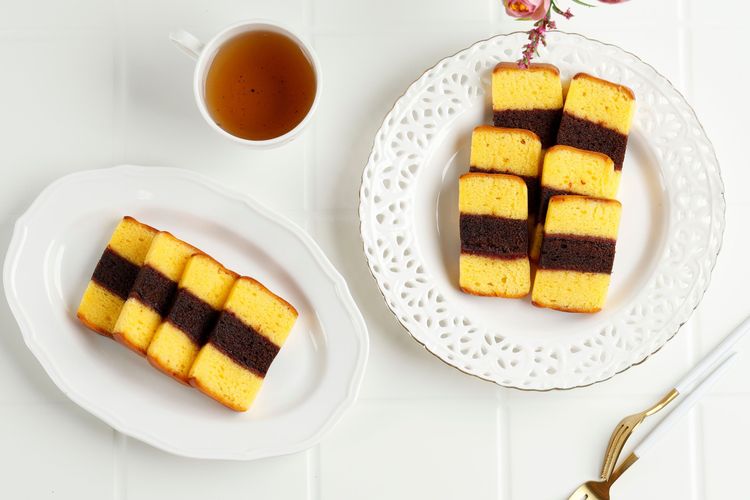 Kue lapis Surabaya umumnya memiliki dua warna berlapis yang bertumpuk.