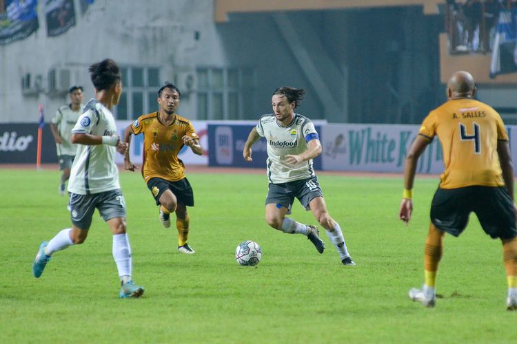 Marc Klok mengemban tugas sebagai kapten di pertandingan Persib kala menghadapi Bhayangkara FC. Laga Bhayangkara FC vs Persib berkesudahan 2-2 di Stadion Wibawa Mukti, Cikarang, Bekasi, Minggu (24/7/2022). Pada pekan kedua Liga 1, Persib akan menjamu Madura United di Stadion Gelora Bandung Lautan Api, Sabtu (30/7/2022).