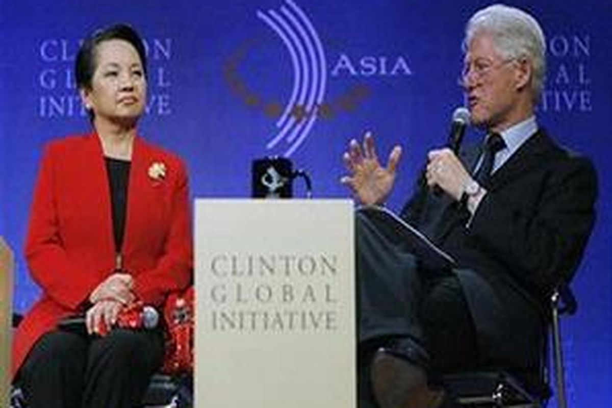 Bill Clinton (kanan) berbincang dengan Presiden Filipina, Maria Gloria Macapagal-Arroyo dalam konferensi  2008 'Clinton Global Initiative Asia' di Hong Kong, 2 Desember 2008.