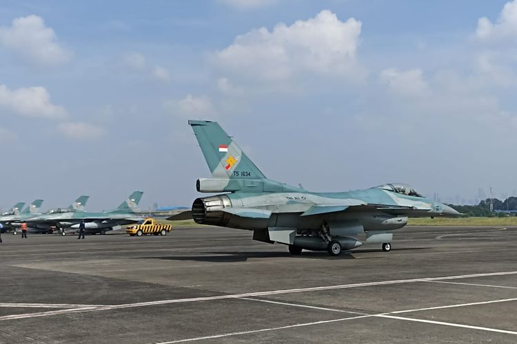 Gladi bersih demo udara 16 pesawat tempur F-16 yang akan membentuk formasi 77 di atas Istana Negara, Jakarta, pada 17 Agustus 2022. Gladi bersih dilaksanakan di Lanud Halim Perdanakusuma Jakarta, Senin (15/8/2022). 