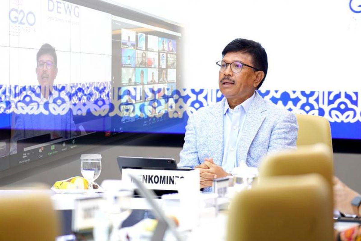 Menteri Komunikasi dan Informatika (Menkominfo) Johnny G Plate dalam pertemuan virtual membahas isu digital nasional yang akan diangkat dalam Forum G20 bersama pelaku industri nasional. 