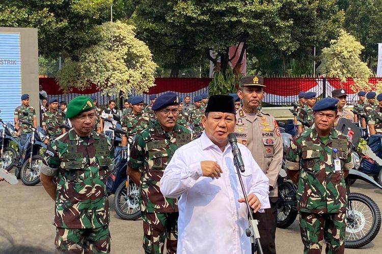 Menteri Pertahanan RI Prabowo Subianto usai menyerahkan sepeda motor trail listrik produk dalam negeri kepada TNI-Polri di Kantor Kementerian Pertahanan, Jakarta Pusat, Kamis (31/8/2023) siang.