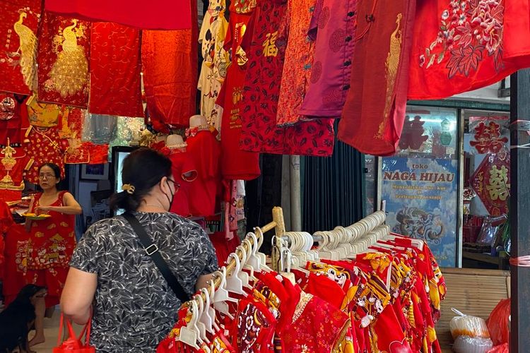 Para pedagang baju khas Imlek memenuhi kawasan Petak Sembilan, Pecinan, Glodok, Jakarta Barat pada Rabu (18/1/2023). Harga yang ditawarkan mulai dari Rp 35.000 hingga Rp 250.000