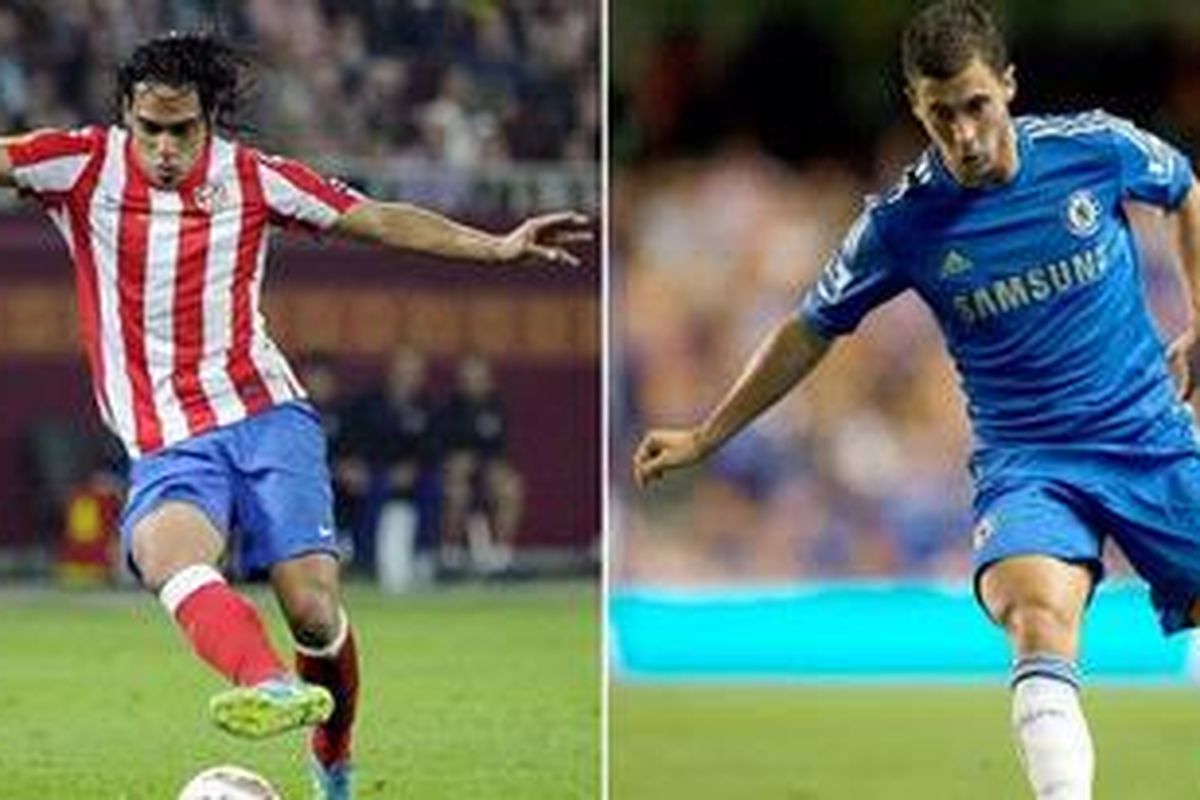 Bomber Atletico Madrid dari Kolombia, Radamel Falcao (kiri), berhadapan dengan playmaker Chelsea asal Belgia, Eden Hazard, dalam ajang Piala Super Eropa 2012 di Monako, Jumat (31/8/2012). 