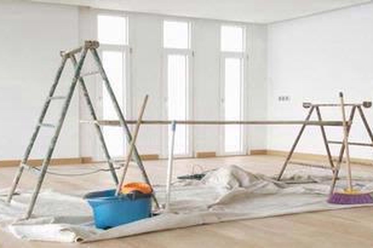 Banyak cat berbahan dasar tiner serta mengandung zat-zat berbahaya bagi kesehatan. Alhasil, Anda perlu menutupi beberapa benda-benda lain di sekitar tempat mengecat, seperti meja makan, piring-piring, sofa, atau kalau perlu kosongkan ruangan.