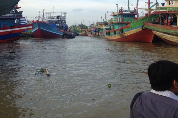 Kapal nelayan yang bersandar di Sungai Pemali Juwana di Kapupaten Pati, Jawa Tengah, Rabu (18/1/2017)