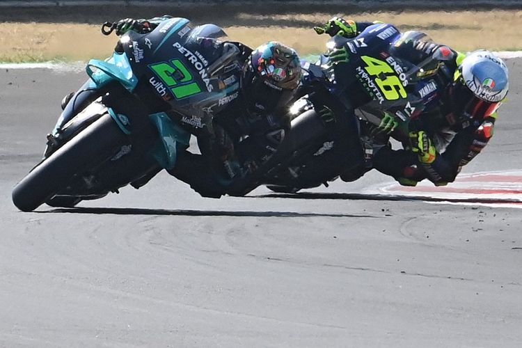 Franco Morbidelli (kiri) bersaing dengan Valentino Rossi pada balapan MotoGP San Marino, di Misano World Circuit Marco Simoncelli, Minggu (13/9/2020).