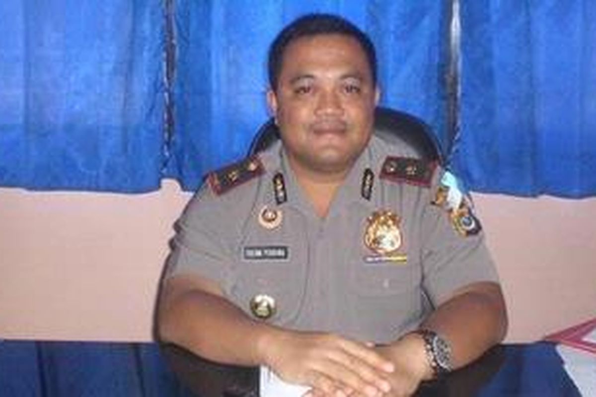 Wakil Kepala Polres Timor Tengah Utara (TTU) Komisaris Yulian Perdana, di Ruang Kerjanya, Sabtu (25/8/2012).