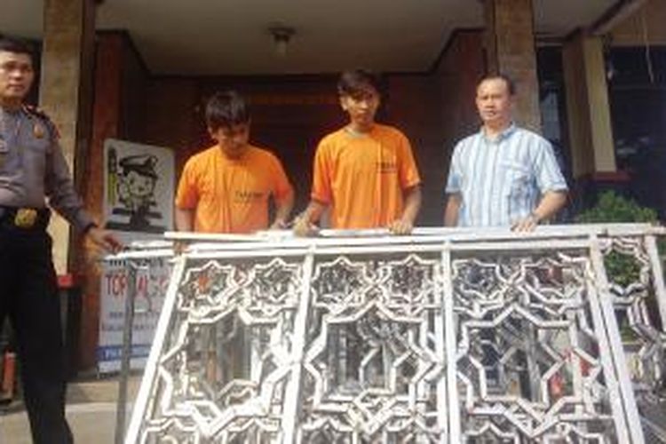 Dua maling pagar bersama barang bukti pagar taman Teladan Medan milik Dinas Pertamanan Kota Medan yang dicurinya. 