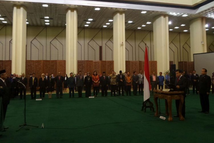 Pelantikan Ahmad Djuned sebagai Sekretaris Jenderal DPR oleh Ketua DPR RI Setya Novanto di Gedung Nusantara IV, Kompleks Parlemen, Senayan, Jakarta, Kamis (23/3/2017).