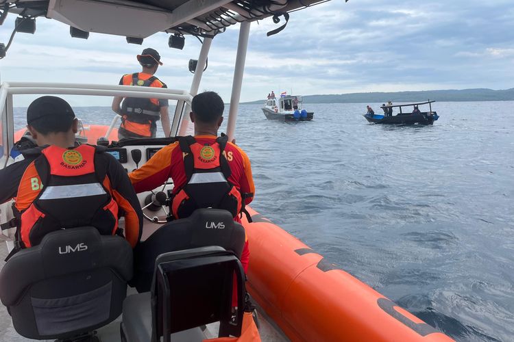 Tim SAR Gabungan saat melakukan pencarian terhadap penumpang kapal penyeberangan yang melompat di Selat Bali, Sabtu (21/12/2024). 