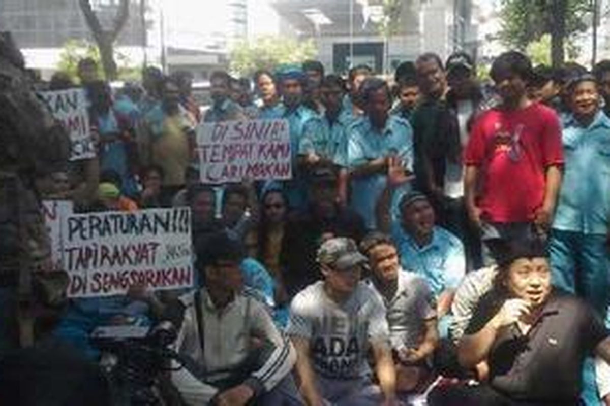 Puluhan juru parkir berunjuk rasa di depan gedung DPRD DKI menuntut dicabutnya parkir off street, Selasa (21/6/2011).