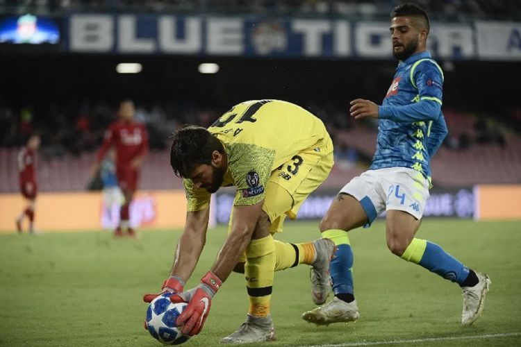 Alisson Becker mengamankan bola dari sergapan Lorenzo Insigne dalam laga Napoli vs Liverpool pada lanjutan Liga Champions di Stadion San Paolo, 3 Oktober 2018. 