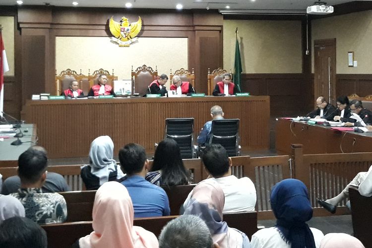 Mantan Direktur Utama PT PLN Persero, Sofyan Basir duduk di kursi terdakwa di Pengadilan Tipikor Jakarta, Senin (24/6/2019).