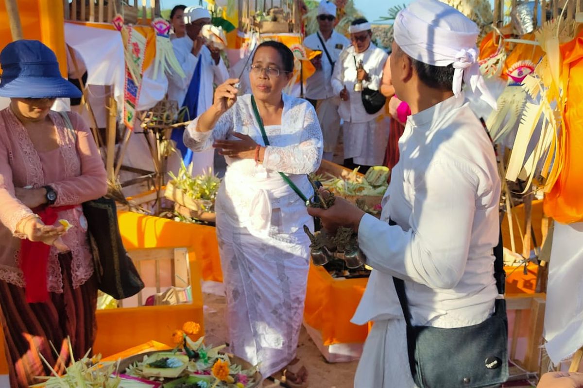 Ritual Segara Kerthi di pantai Kawasan Ekonomi Khusus (KEK) Kura-kura pada Sabtu (18/5/2024) sore. 