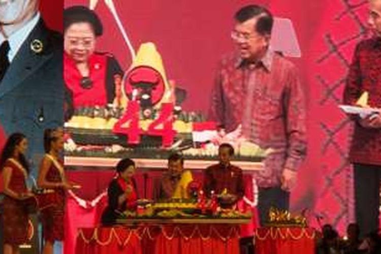 Ketua Umum PDI Perjuangan Megawati Soekarnoputri ssatvmemotong tumpeng padsbHUT ke-44 PDI Perjuangan di Jakarta, Selasa (10/1/2017).