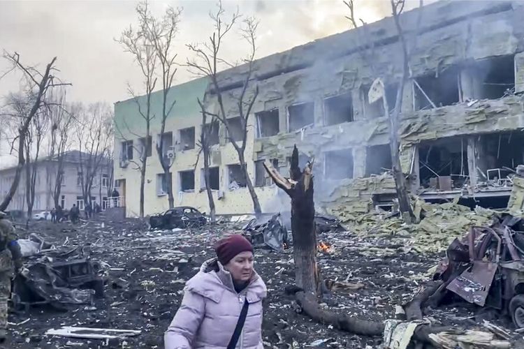 Gambar ini diambil dari video yang disediakan oleh Dewan Kota Mariupol menunjukkan dampak dari Rumah Sakit Mariupol setelah serangan di Mariupol, Ukraina, Rabu (9/3/2022). Serangan Rusia merusak parah rumah sakit anak-anak dan bangsal bersalin di kota pelabuhan Mariupol yang terkepung, kata pejabat Ukraina. Presiden Volodymyr Zelensky menulis di Twitter bahwa ada orang-orang, anak-anak di bawah reruntuhan rumah sakit dan menyebut serangan itu sebagai kekejaman.