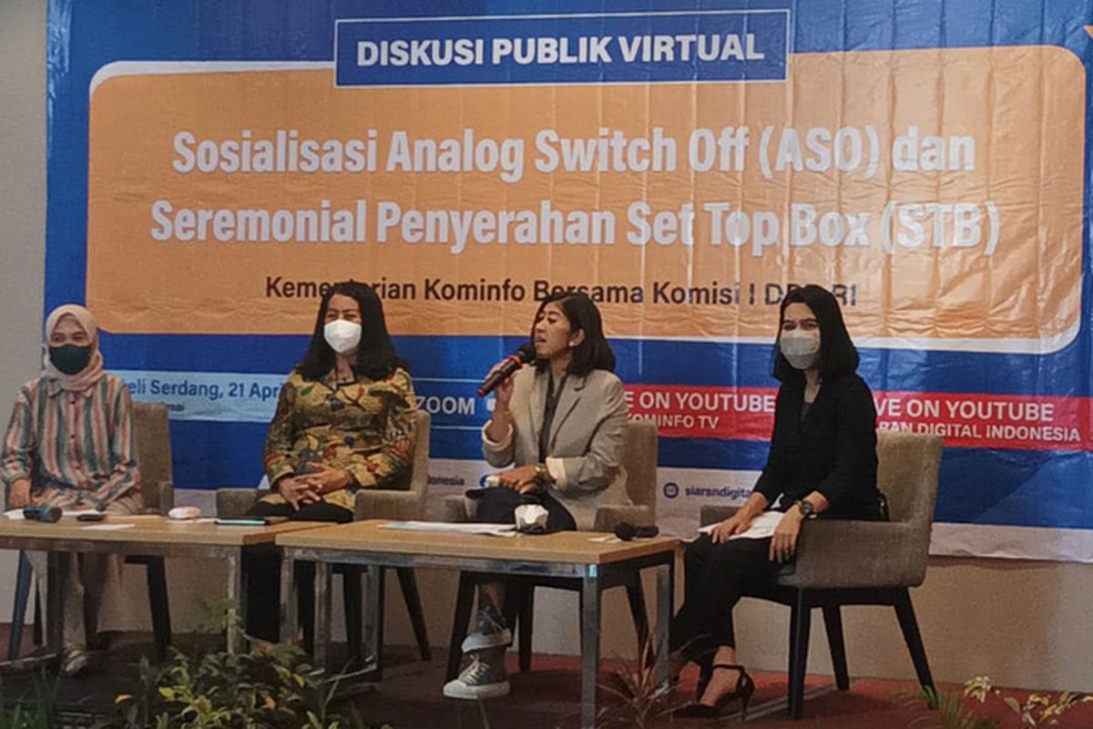 Sosialisasi analog switch-off (ASO) dan penyerahan set top box (STB) oleh Kemenkominfo 