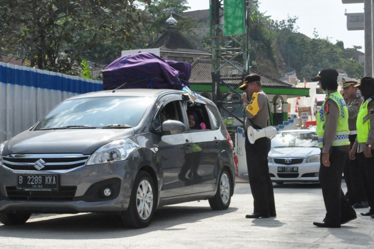 Kapolda Jateng Irjen Pol Condro Kirono ikut mengatur lalu lintas di tanjakan jembatan Kenteng ruas Jalan penghargaan di Jembatan Kali Kenteng, Senin (11/6/2018).