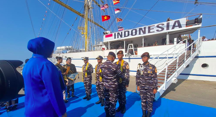 Sandar di Balikpapan, KRI Bima Suci Terbuka Dikunjungi Warga 