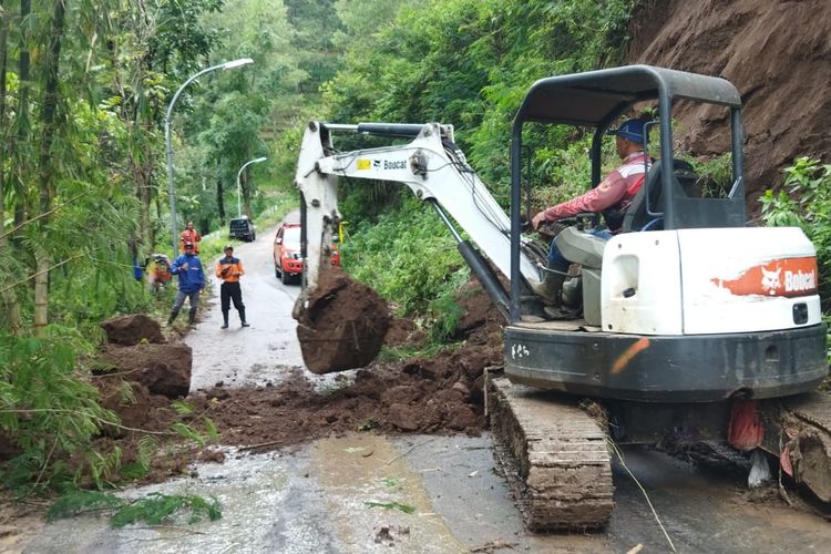 Salah satu titik penanganan longsor oleh petugas BPBD di Desa Gunungsari, Kota Batu pada Kamis (2/3/2023). 