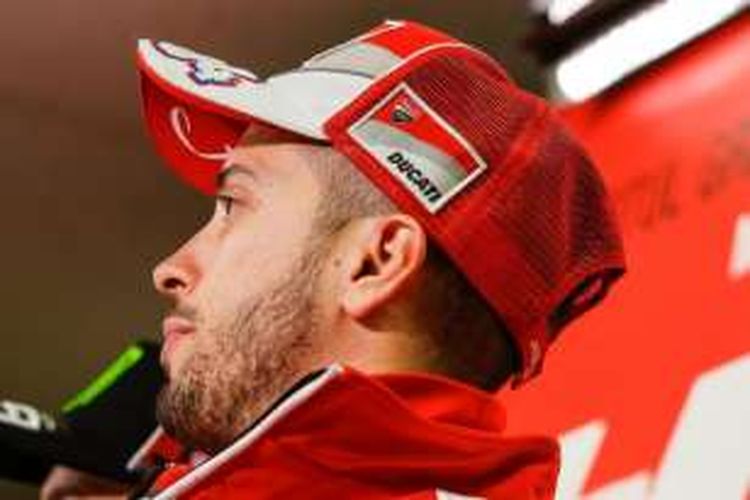 Pebalap Ducati asal Italia, Andrea Dovizioso, bereaksi saat menghadiri konferensi pers jelang GP Jepang di Sirkuit Twin Ring Motegi, Kamis (13/10/2016).