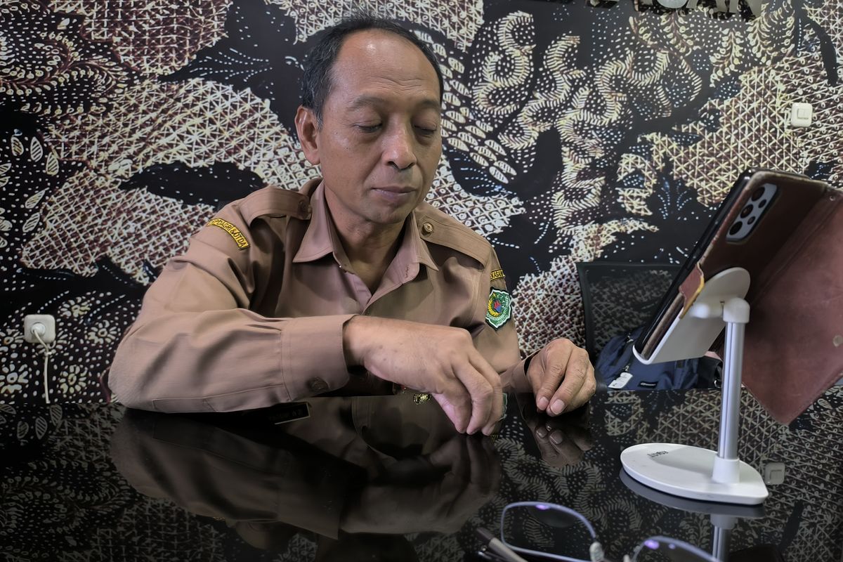 Kepala Dinkes Pamekasan dr. Saifudin menjelaskan penetapan KLB 20 desa di Pamekasan, Senin (8/9/2025)