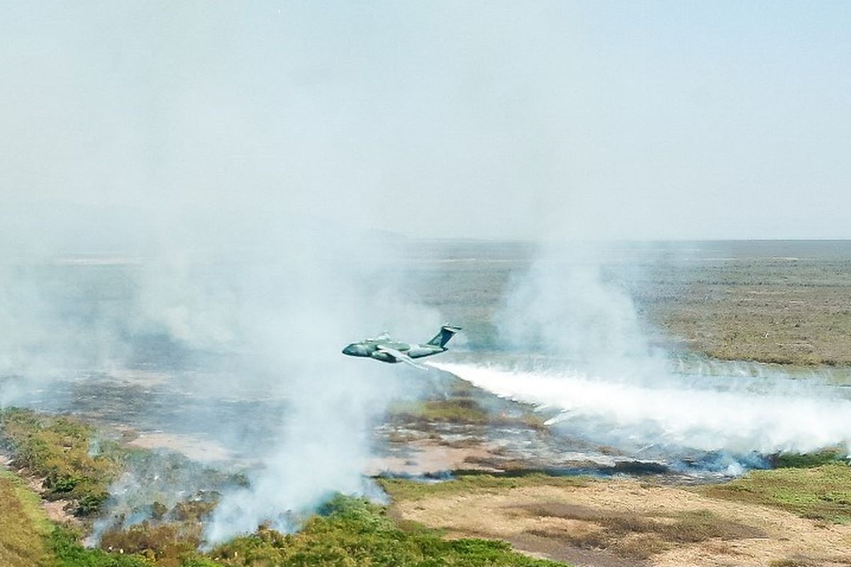 Pesawat Angkatan Udara Brasil menyemprotkan air untuk memadamkan kebakaran hutan di Corumba, Negara Bagian Mato Grosso do Sul, pada 31 Juli 2024.