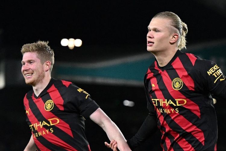 Kevin De Bruyne dan Erling Haaland saat merayakan gol dalam pertandingan Leeds vs Man City pada pekan ke-17 Liga Inggris 2022-2023 di Elland Road, Kamis (29/12/2022). Laga Leeds vs Man City berakhir dengan skor 1-3. (Foto oleh AFP/OLI SCARF)