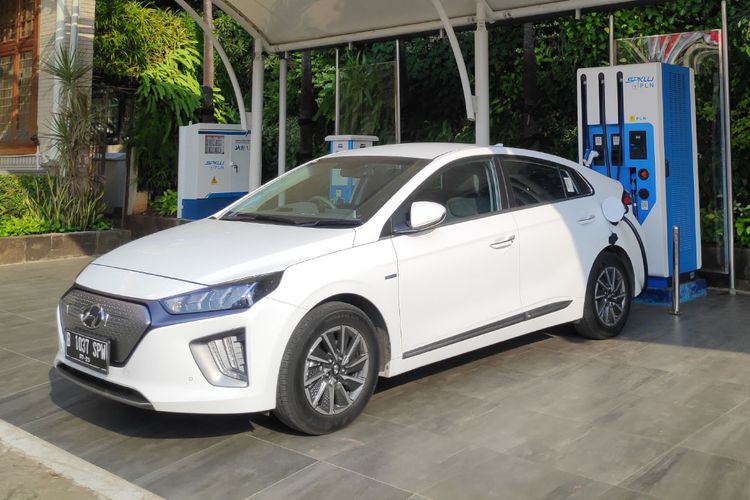 Kendaraan listrik Hyundai Ioniq tengah melakukan pengisian daya di SPKLU