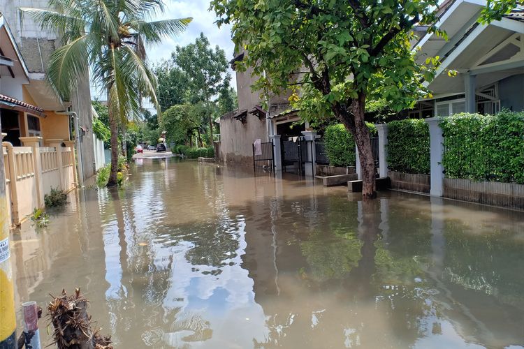 Genangan banjir di Perumahan Taman Mangu, Pondok Aren, Tangerang Selatan mulai surut