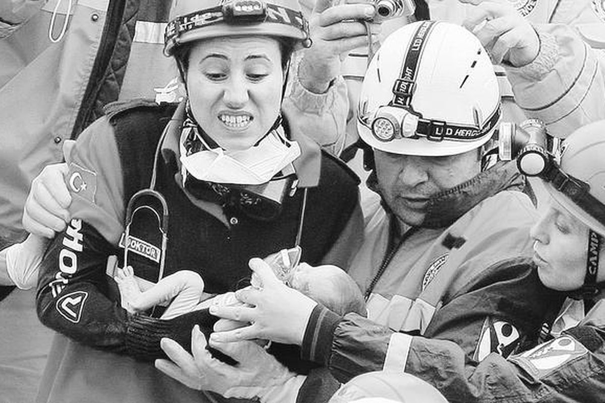 Petugas penyelamat menggendong Azra Karaduman, bayi perempuan berusia dua minggu, yang ditemukan dalam kondisi selamat setelah terkubur selama dua hari di bawah reruntuhan rumahnya di kota Ercis, Turki timur, Selasa (25/10). Ibu bayi tersebut, Semiha, juga ditemukan dalam keadaan hidup, tetapi belum bisa dikeluarkan dari jepitan puing-puing rumahnya yang hancur akibat gempa bermagnitud 7,2 skala Richter, Minggu siang. Kota Ercis menjadi kota terparah terkena dampak gempa terbesar yang mengguncang Turki dalam sepuluh tahun terakhir itu.