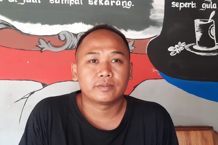 Pemilik Kopi Santen Mbah Sakijah, Rokhim saat ditemui Kompas.com di warungnya, Desa Jepangrejo, Kecamatan Blora, Kabupaten Blora.