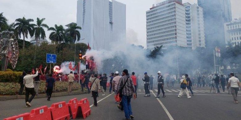 Tolak Harga BBM, Ojol Hingga Mahasiswa Ramai-Ramai Demo dan Bakar Ban di Patung Kuda, Jakarta Pusat, Jumat (9/9/2022) 