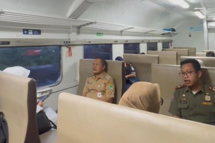 Efisiensi, Wabup Karawang Naik Kereta Lokal ke Kantor, Tiket Rp 4.000, Lanjut Ojek Pangkalan