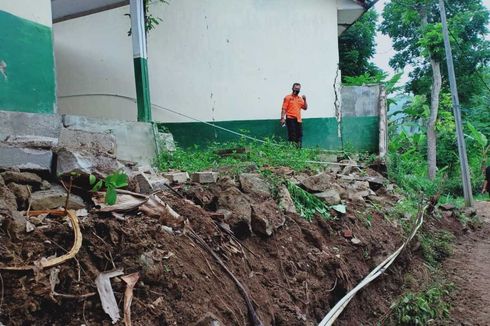 Dinding SD Negeri di Bandung Barat Roboh Diterjang Banjir, Ruangan Terendam Lumpur